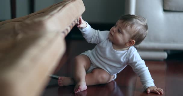 Adorable Baby Learning World Living Room Home Floor — Vídeo de Stock