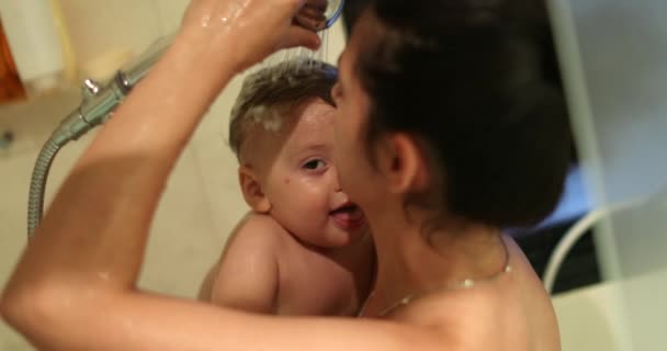Bathing Showering Baby Infant Casual Real Life Authentic Parent Cleaning — Stock video