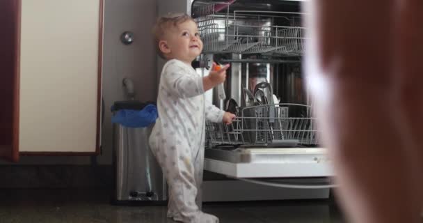 Χαριτωμένο Μωρό Βοηθός Στέκεται Δίπλα Στο Πλυντήριο Πιάτων Χαμογελώντας — Αρχείο Βίντεο