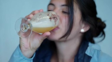 Bira içen dürüst kadın alkollü içecek içer.