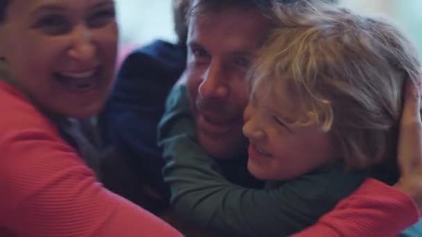 Ειλικρινής Οικογένεια Αγκαλιάζει Γονείς Και Παιδιά Αγκαλιάζοντας Αυθεντική Αληθινή Αγάπη — Αρχείο Βίντεο