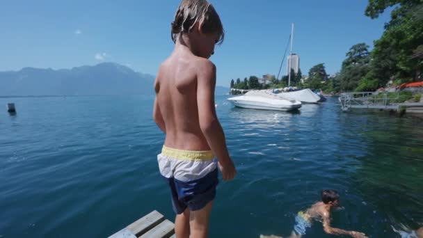 Ребенок Стоящий Причала Озера Прыгает Воду Замедленной Съемке — стоковое видео