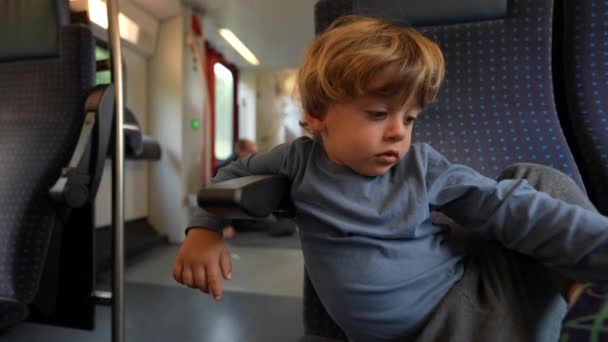 Jedno Znuděné Dítě Sedící Vlaku Cestující Dítě Nudě — Stock video