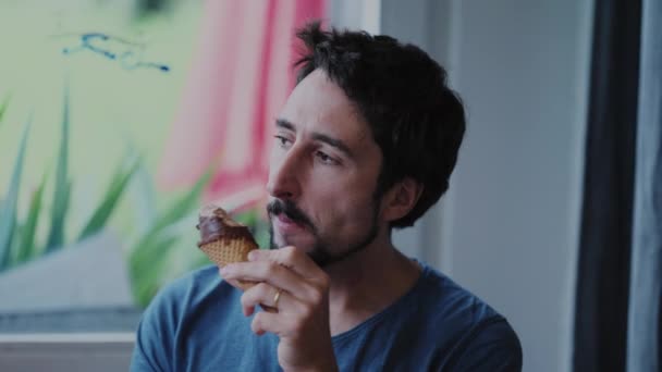 Candid Personne Mangeant Dessert Glacé Pendant Saison Estivale — Video