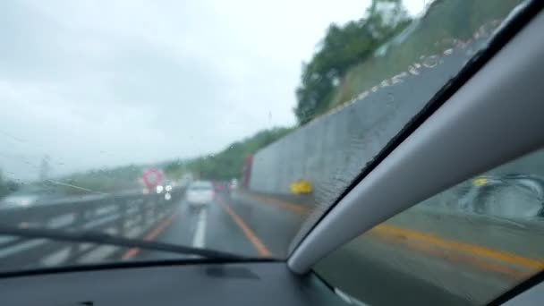 Conducir Por Carretera Carretera Primer Día Lluvioso Parabrisas — Vídeo de stock