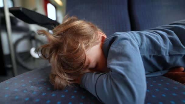 Κουρασμένο Παιδί Ξυπνάει Μέσα Στο Τρένο Ξαπλωμένο Στη Θέση Του — Αρχείο Βίντεο