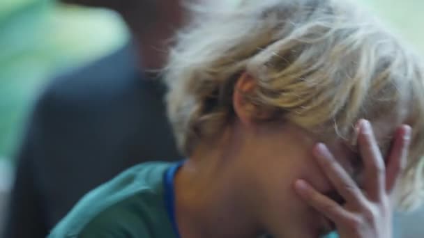 Enfant Caché Visage Avec Regret Sentiment Main — Video