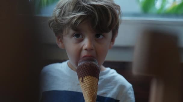 Niño Dos Años Comiendo Helado Niño Sincero Come Helado Chocolate — Vídeos de Stock