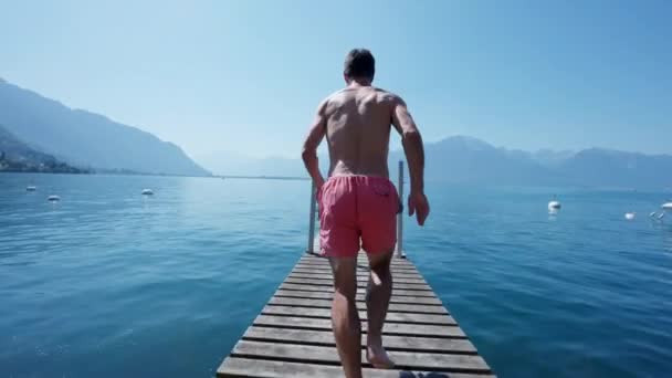 Adam Göle Atlıyor Iskelede Koşuyor Suya Dalıyor — Stok video