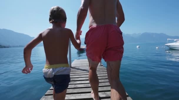 Padre Hijo Saltando Agua Del Lago Corriendo Muelle — Vídeo de stock