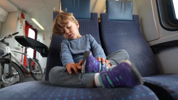 Μικρό Αγόρι Που Κάθεται Στη Θέση Του Συνοδηγού Ταξιδεύοντας Τρένο — Αρχείο Βίντεο