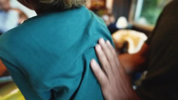 Gros Plan Caressant Enfant Retour Famille Amour Soins Parent Massage — Video