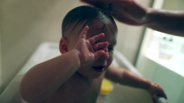Mother Bathing Baby Toddler Bathtub Mom Rubbing Shampoo Infant Hair — Vídeo de Stock