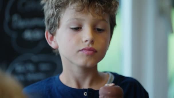 Ένα Όμορφο Αγόρι Που Τρώει Παγωτό Τρώει Επιδόρπιο — Αρχείο Βίντεο