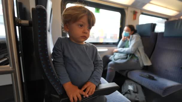 Trenle Seyahat Eden Küçük Çocuk Ifadesiz Sıkılmış Bir Çocuk — Stok video