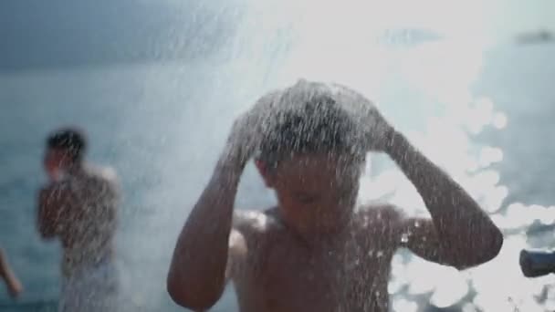Niño Bajo Agua Refrescante Cámara Lenta Día Verano Lago — Vídeos de Stock
