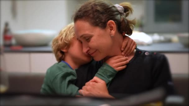 Anya Gyermekekkel Együtt Család Szeretet Gyengédség — Stock videók