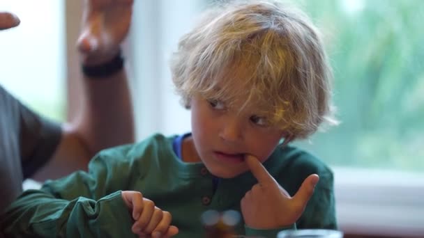 Niño Con Dedo Boca Tratando Eliminar Trozo Comida Los Dientes — Vídeos de Stock
