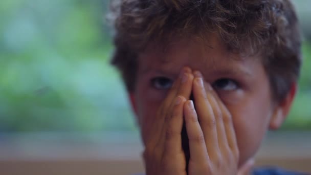 Ребенок Раскаявшимися Эмоциями Крупным Планом Лицо Ребенка Чувствует Себя Озабоченным — стоковое видео