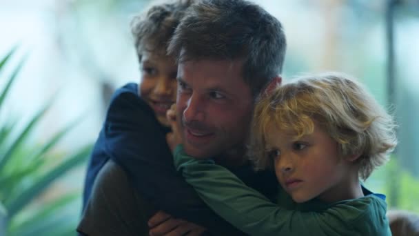 Candid Padre Abrazado Por Niños Auténticos Niños Abrazando Papá — Vídeos de Stock