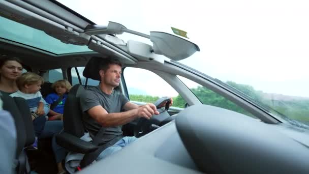 Familie Weg Vader Rijden Snelweg Tijdens Regenachtige Dag — Stockvideo