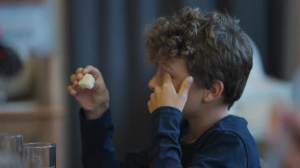 Enfant Griffant Oeil Avec Doigt Candide Garçon Touchant Visage — Video