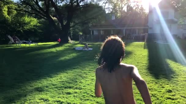 Παιδί Που Τρέχει Στο Σπίτι Κήπο — Αρχείο Βίντεο
