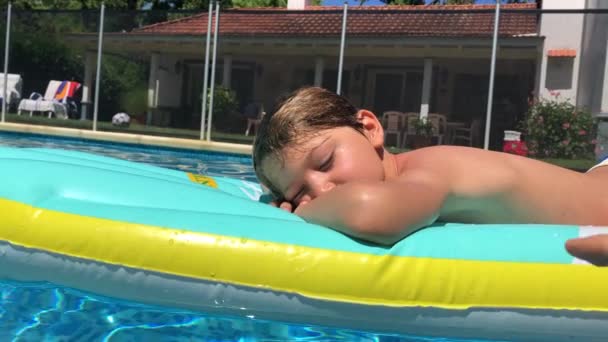 Niño Bromeando Piscina — Vídeos de Stock