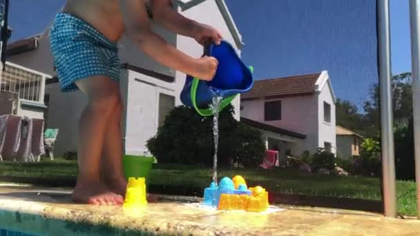 Παιδί Παίζει Νερό Και Κουβά Στην Πισίνα — Αρχείο Βίντεο