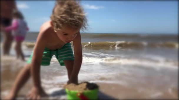 Немовля Грає Піском Пляжі — стокове відео
