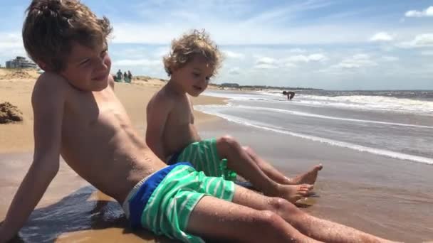 Băieți Care Joacă Plajă — Videoclip de stoc