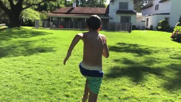 Niño Corriendo Saltando Dentro Piscina — Vídeo de stock