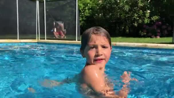 快乐的小男孩在游泳池边 — 图库视频影像