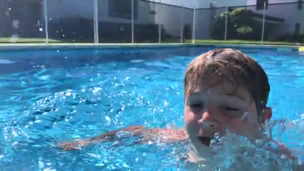 孩子们在游泳池游泳 — 图库视频影像