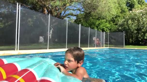 儿童释放充气床垫 游泳池设置 — 图库视频影像