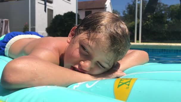 수영장의 푹신푹신 매트리스에 어린이 — 비디오