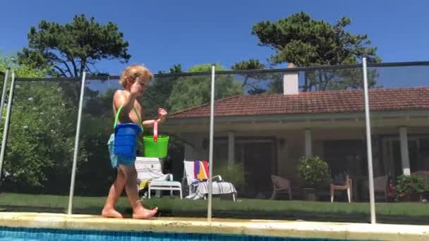 Junge Hält Mit Wasser Gefüllte Eimer Schwimmbad — Stockvideo