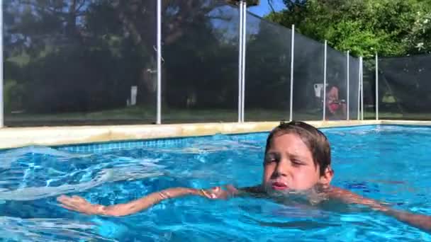 Młody Chłopiec Pływanie Gospodarstwa Dmuchanym Materacu — Wideo stockowe