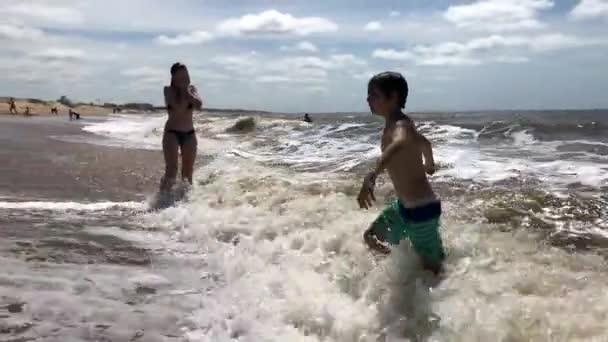Μαμά Και Παιδί Στην Παραλία — Αρχείο Βίντεο
