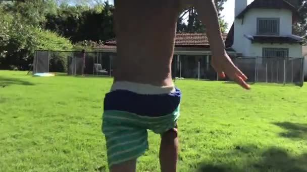 Kind Rennt Und Springt Schwimmbad — Stockvideo