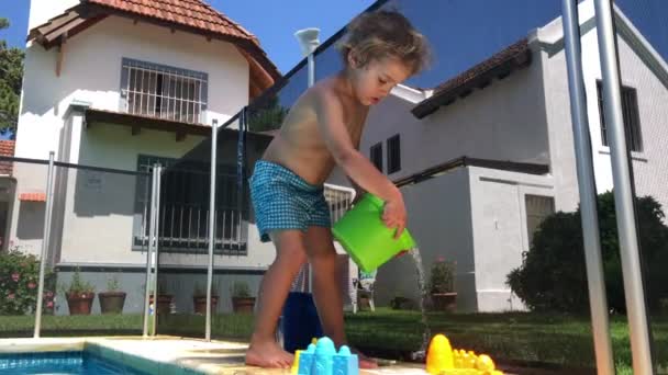 Toddler Playing Swimming Pool Water Bucket — Stockvideo