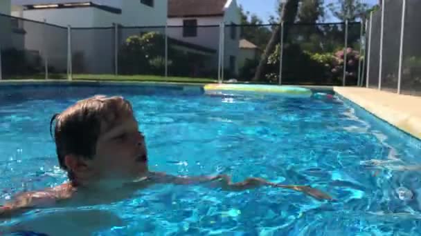 Sujetación Niños Piscina — Vídeos de Stock