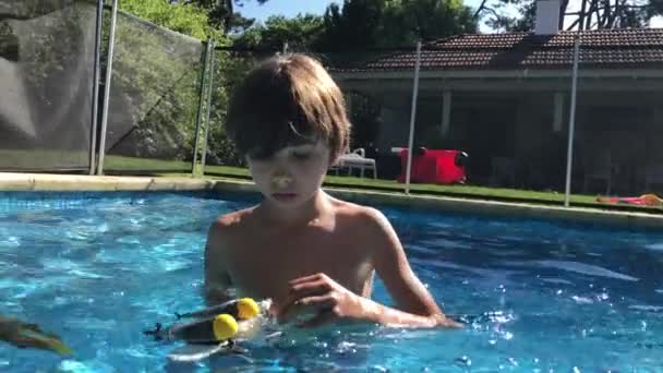 Niño Jugando Con Juguetes Dentro Piscina — Vídeos de Stock