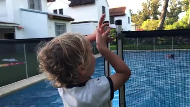 Παιδί Προσπαθεί Ανοίξει Φράχτη Ασφαλείας Πισίνα — Αρχείο Βίντεο