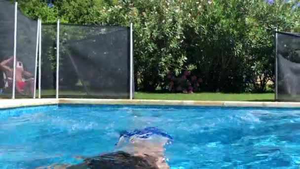 儿童在池水中潜水 — 图库视频影像