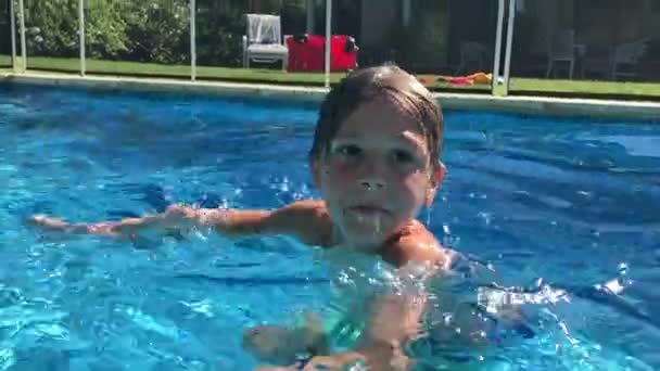 小孩在游泳池游泳 — 图库视频影像