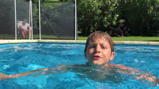 Barn Simmar Mot Kameran Pojke Vid Poolen — Stockvideo