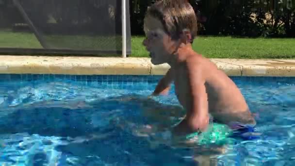 Barndykning Poolvatten — Stockvideo