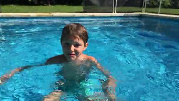 快乐小子在游泳池里喝水 — 图库视频影像