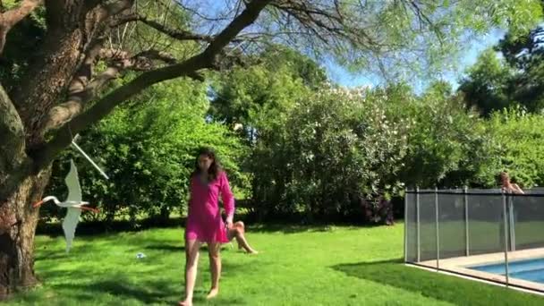 Aile Evin Arka Bahçesinde Gündelik Ortamda — Stok video